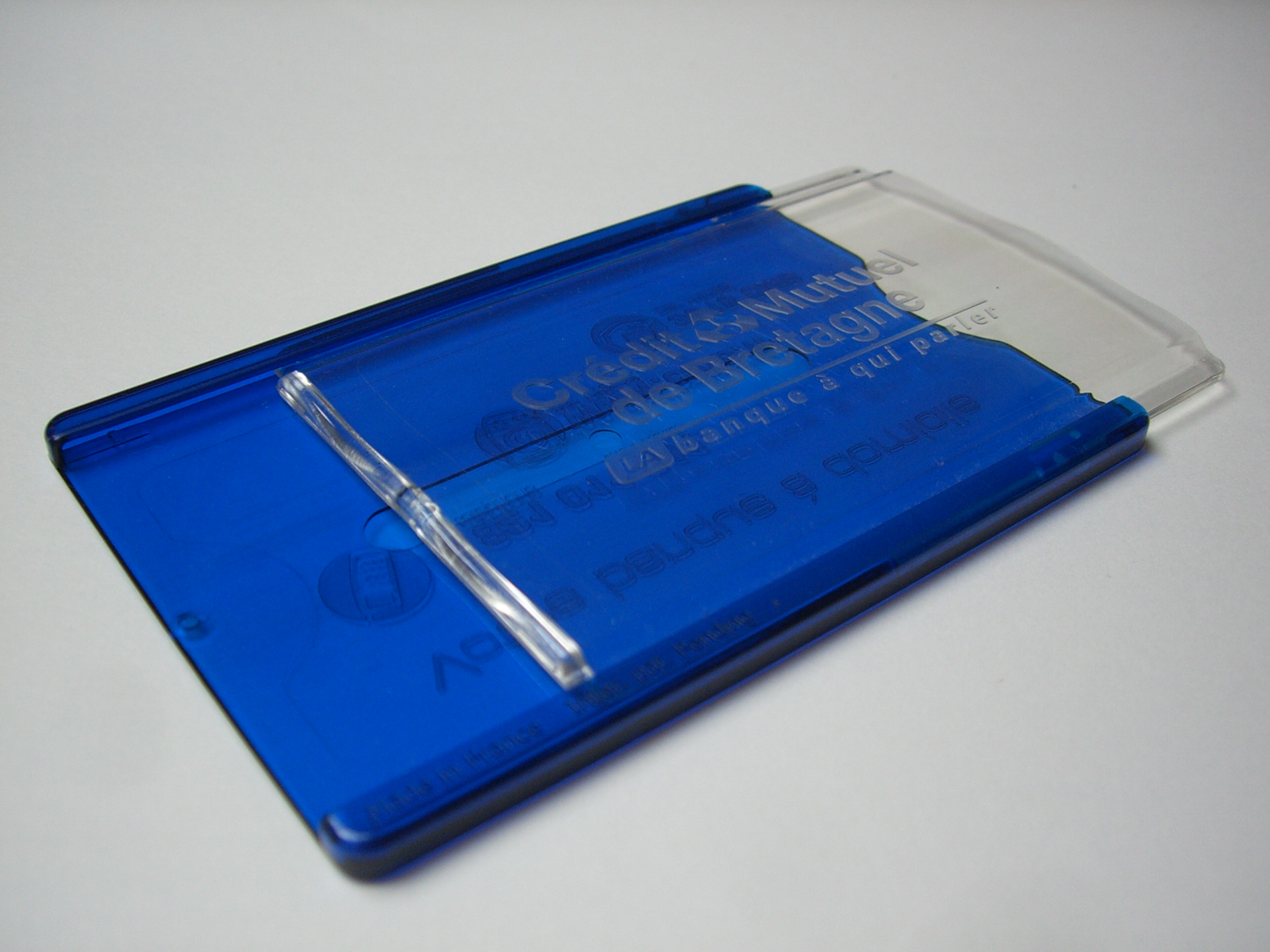 Etui rigide carte bancaire bleu transparent made in France porte CB protège